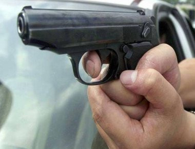 Πυροβολεί ένα ψυγείο γεμάτο εκρηκτικά... και παραλίγο να χάσει την ζωή του! (βίντεο)